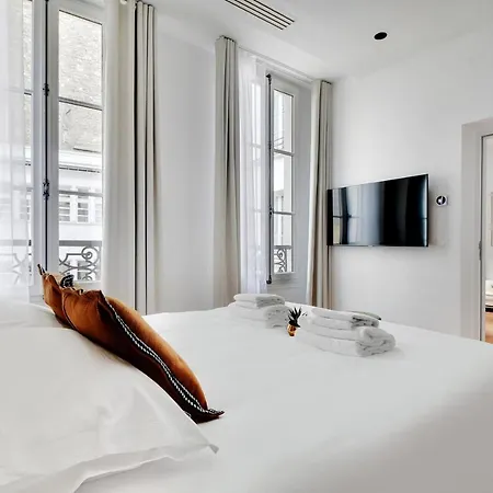 Moderne - 1br 4p - Opera Apartment *